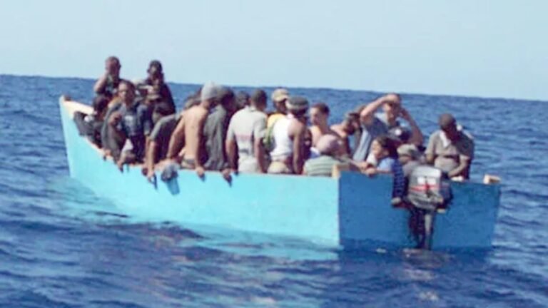 Autoridades de Puerto Rico interceptan yola con 50 personas en Cabo Rojo y detienen a varios ocupantes