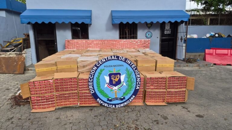 Autoridades decomisan más de 1.5 millones de cigarrillos de contrabando ocultos en un camión en Baní