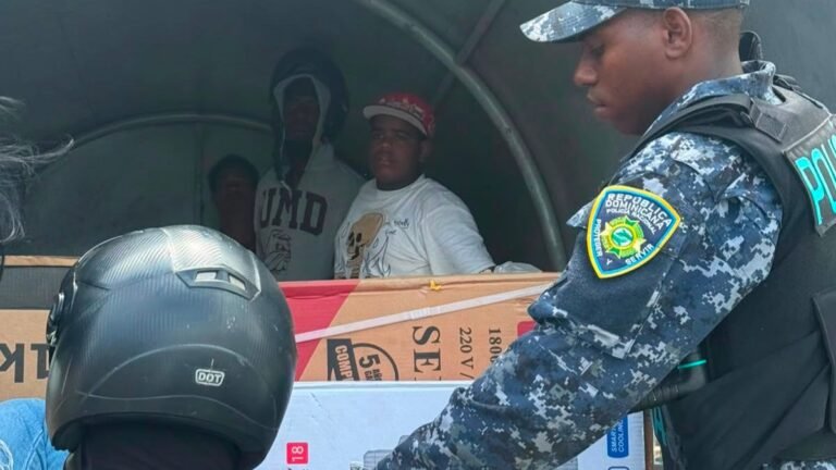 Policía desmiente saqueos durante incendio en L&R Comercial y afirma que agentes recuperaban mercancías sustraídas